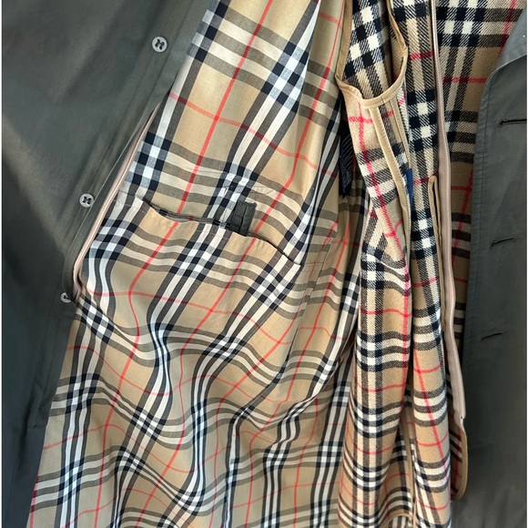 Burberrys Men’s Olive Green trench coat with zip out wool lining. Size 40 L - Picture 6 of 16